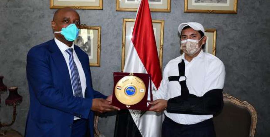 وزير الشباب الرياضة يستقبل رئيس الكاف عقب وصوله القاهرة (صور)