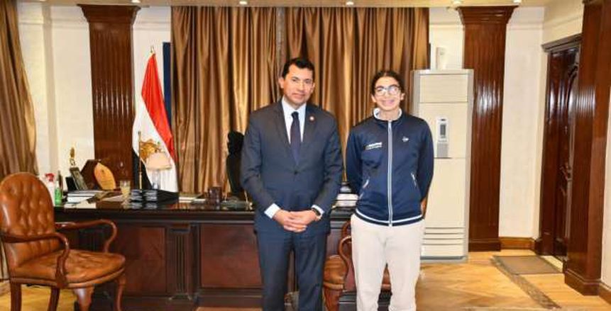وزير الرياضة يستقبل أمينة عرفي بطلة العالم لناشئات الاسكواش