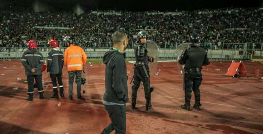 جماهير الرجاء المغربي تقذف لاعبي الأهلي بالزجاجات قبل انطلاق المباراة