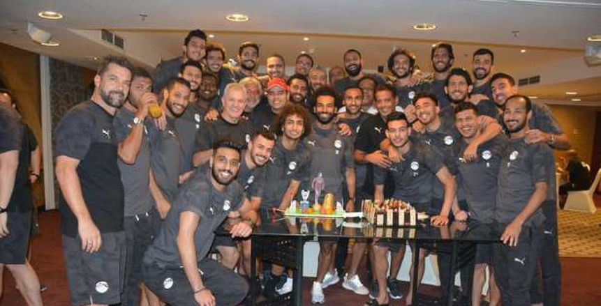 شاهد بالصور| كيف احتفل نجوم منتخب مصر بـ"صلاح" بعد فوزه بدوري الأبطال؟