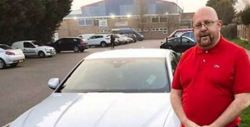 بالفيديو| في لقطة مؤثرة.. نجم تشيلسي يهدي والده سيارة جديدة