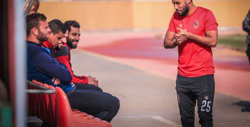 حسام عاشور يعقد جلسة مع لاعبي الأهلي