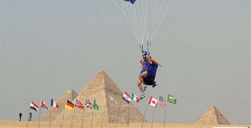 غدًا.. انطلاق مهرجان القفز بالمظلات فوق سفح الأهرامات