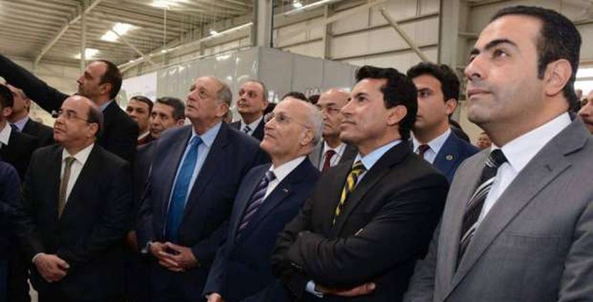 بالصور| وزيرا الرياضة والإنتاج الحربي يفتتحان مصنع للنجيل الصناعي بالهايكستب