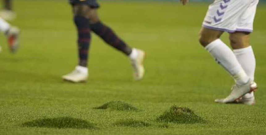 التحقيق مع مسئولي بلد الوليد بسبب «حقل البطاطا» في مباراة برشلونة