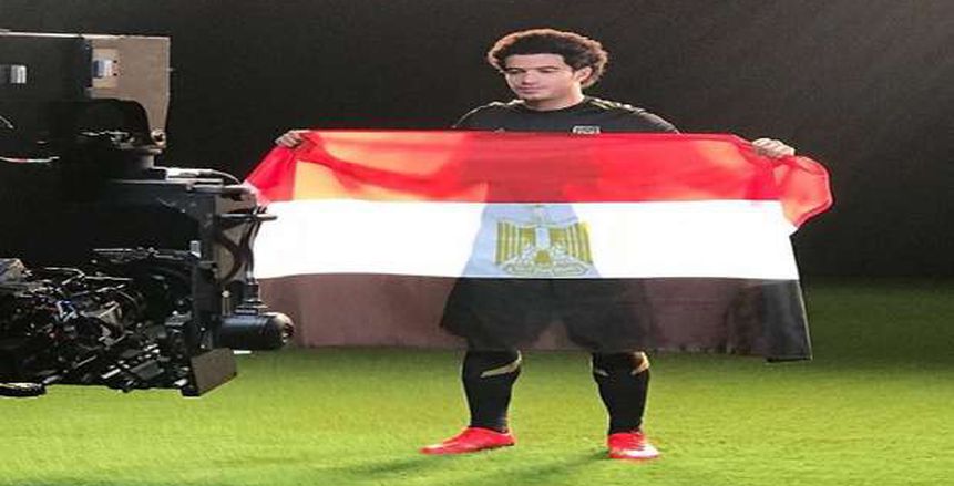 بالصور| عمر جابر يتمسك بعلم مصر ويتفوق على «فيا» و«دوس سانتوس» ونجم انجلترا