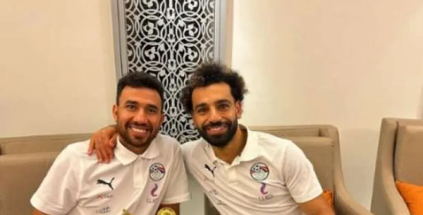 محمد صلاح يهدي تريزيجيه جائزة أفضل لاعب في مباراة مصر وبلجيكا