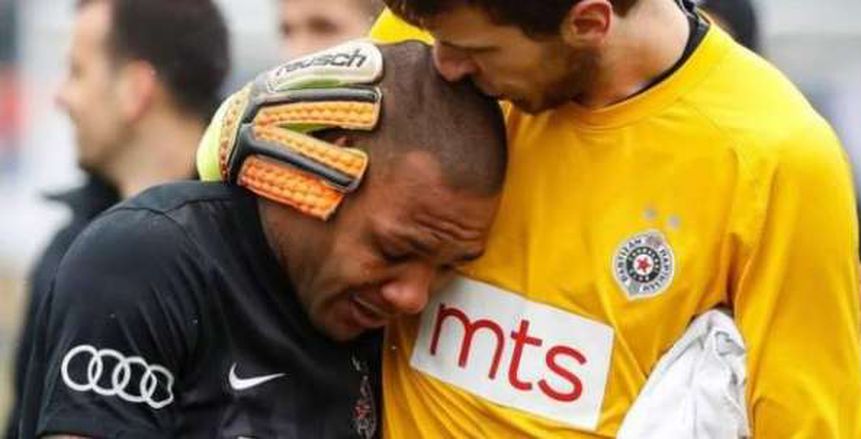 بالفيديو| لاعب برازيلي يبكي بعد هتافات عنصرية ضده