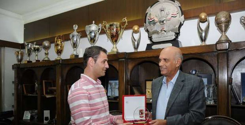 عماد وحيد يستقبل رئيس نادي "فاردر المقدوني" خلال زيارته للأهلي