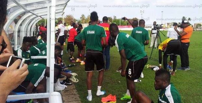 لاعبو غانا يستفزون منتخب مصر بالرقص والغناء لحظة دخول ملعب التدريب