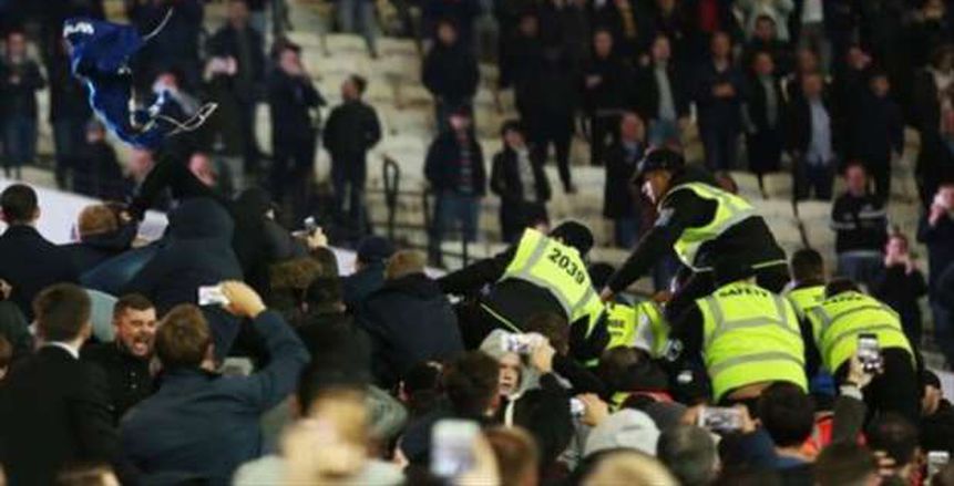 اشتباكات بين الشرطة واللاعبين في مباراة بالدوري الأرجنتيني