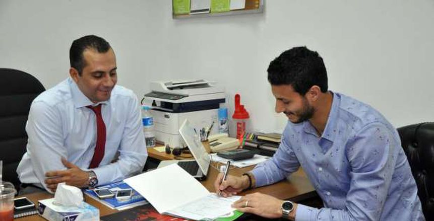 بالصور| "الشناوي" يوقع على عقود انضمامه للأهلي رسميًا