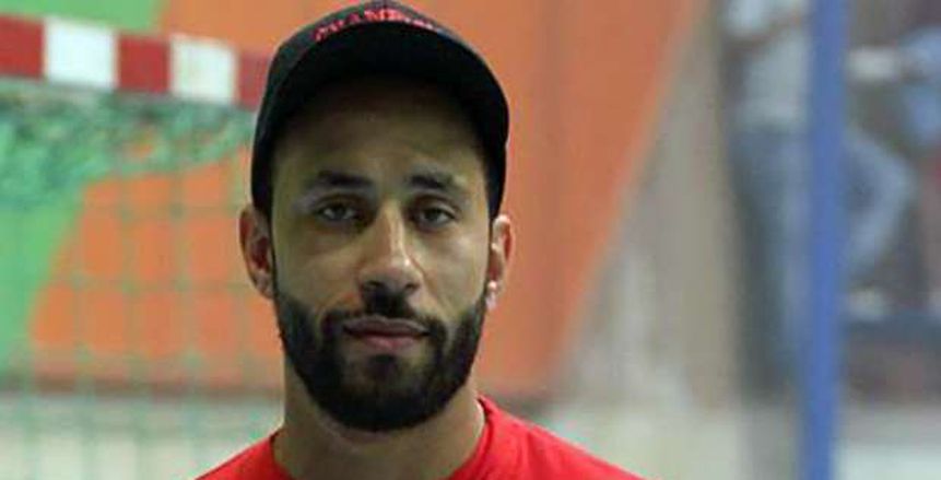 مودي الجارحي لاعب السلة يؤازر "قدم" الأهلي بمدرجات برج العرب