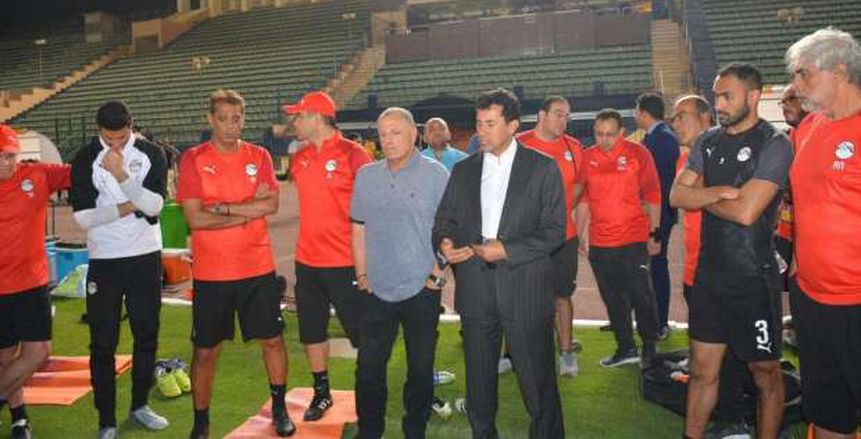 بالصور| منتخب مصر يبدأ استعداداته لدور الـ16 في حضور وزير الرياضة وأبو ريدة