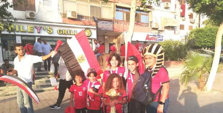 بالصور| أصغر مشجعي منتخب مصر أمام استاد القاهرة: "نفسي صلاح يشيل الكأس"