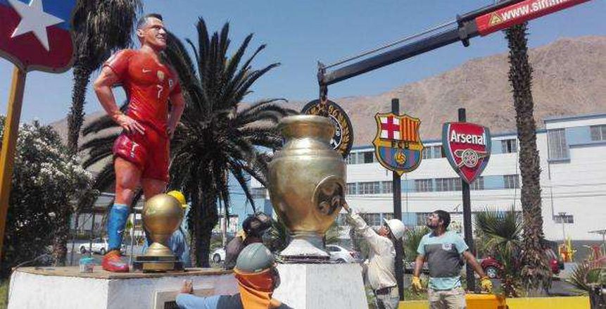 بالصور| سانشيز يفتتح تمثاله الخاص في تشيلي