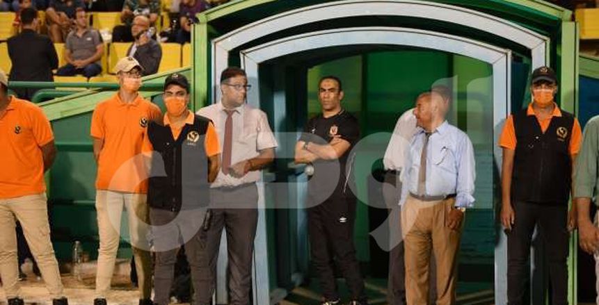 عبد الحفيظ يشاهد مباراة الأهلي وإيسترن من المدرجات بسبب الإيقاف «صور»
