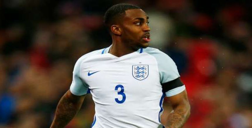 مدافع إنجلترا يهدد بالانسحاب من مباريات المونديال بسبب «العنصرية»