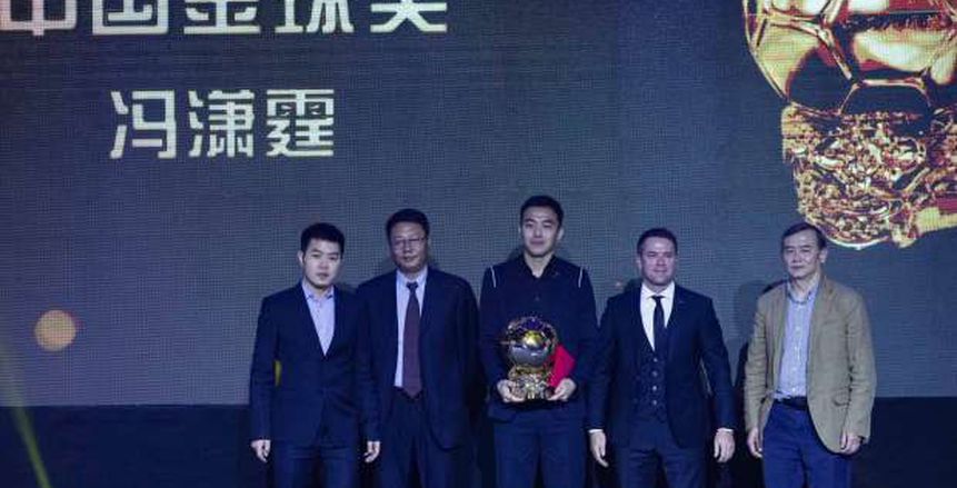 بالصور| «دل بييرو وأوين» يسلمان جائزة أفضل لاعب في 2017 بالصين