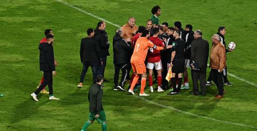 ماذا حدث داخل الملعب بين سيد عبد الحفيظ وحكم مباراة الأهلي والمصري؟