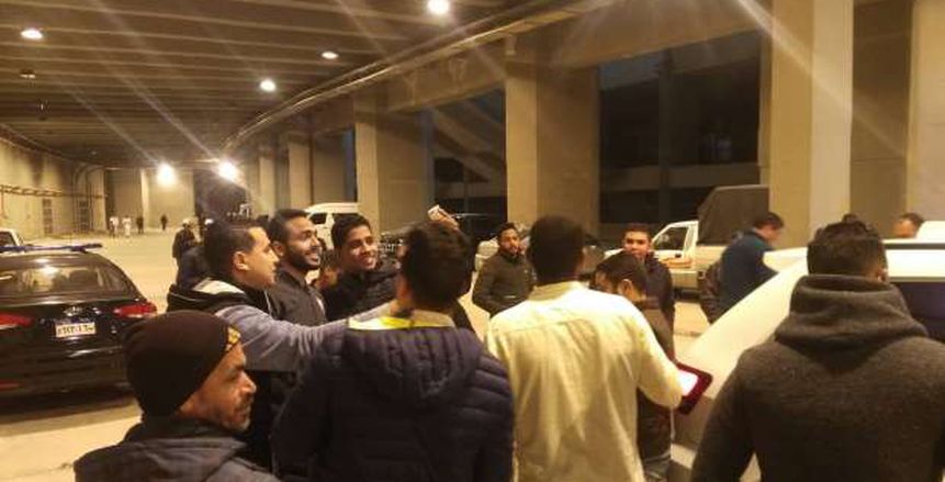 بالصور| «كهربا» يُغادر برج العرب في سيارة خاصة بسبب الجماهير