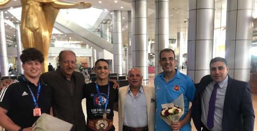 استقبال بعثة المصارعة بمطار القاهرة بعد تحقيق إنجاز تاريخي في بطولة العالم
