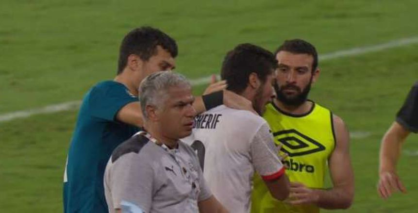 كيروش يحتضن محمد شريف بعد خروجه من مباراة الكاميرون «فيديو»