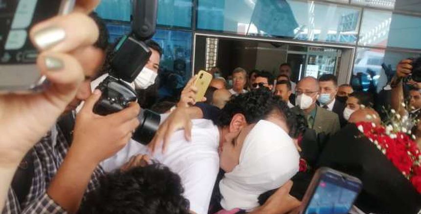 خطيب جيانا فاروق يستقبلها بالورود في مطار القاهرة «فيديو»