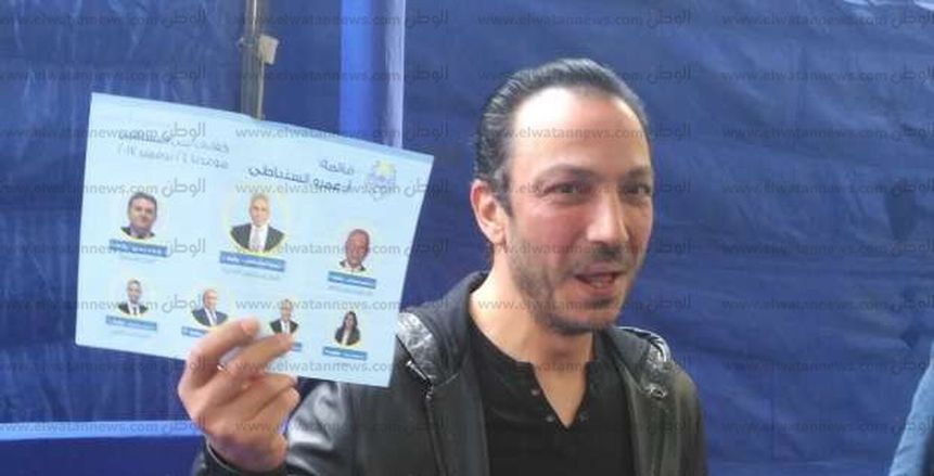 بالصور| «طارق لطفي» يوزع الدعاية الخاصة بعمرو السنباطي في انتخابات «هليوبوليس»