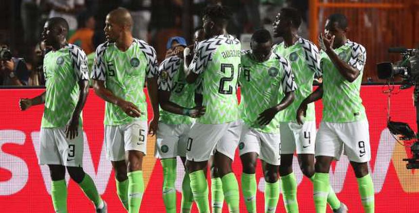 منتخب نيجيريا يرقص مع الجماهير المصرية بستاد القاهرة