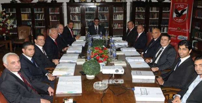 رئيس الأهلي يجتمع بأعضاء المجلس في مكتب شمس