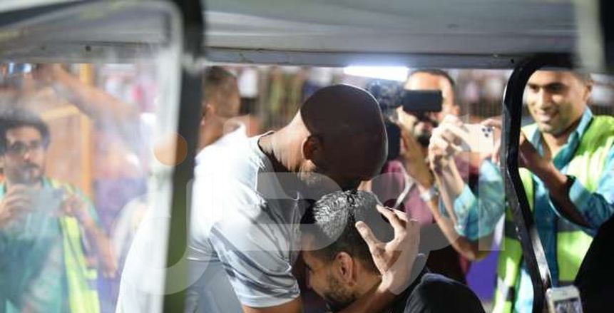 شيكابالا يقبل رأس مؤمن زكريا في نهائي كأس مصر