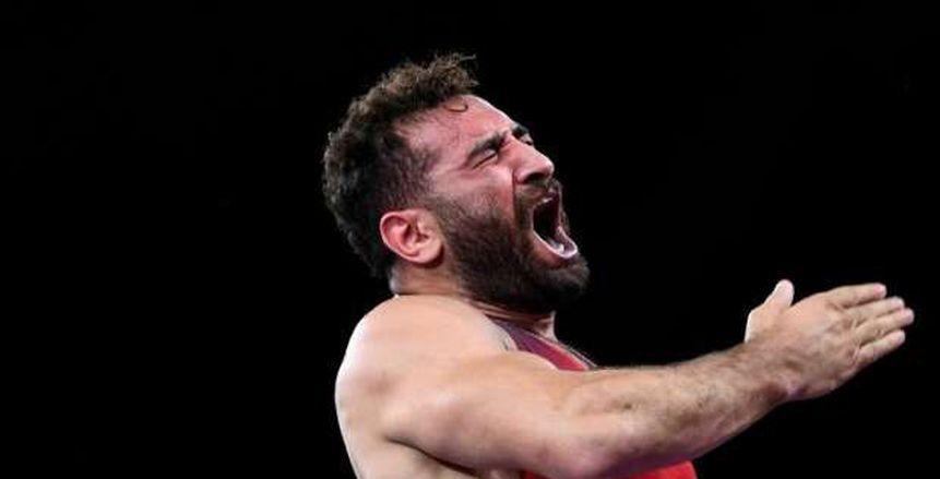 هشام حطب يهنئ كيشو ومتولي بعد التأهل لنصف نهائي المصارعة بالأولمبياد