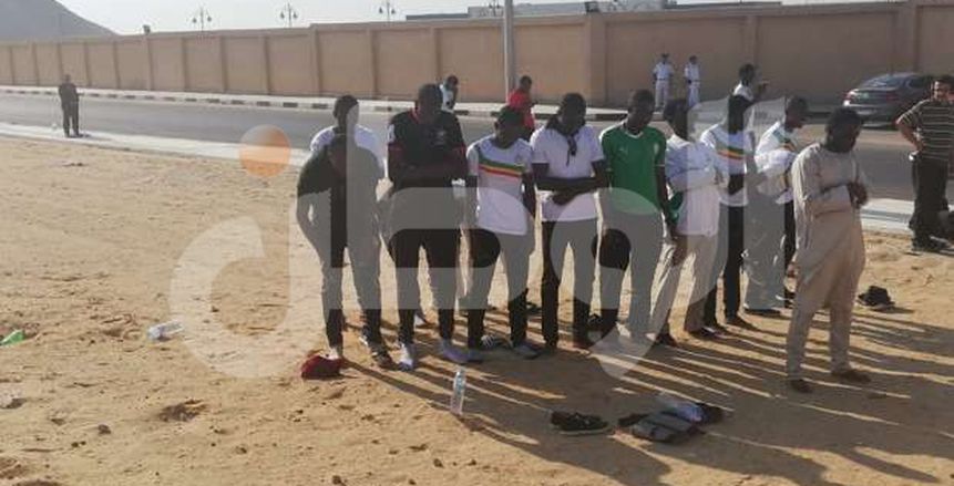خاص بالصور| مشجعو السنغال يؤدون الصلاة أمام استاد الدفاع الجوي قبل مواجهة تنزانيا