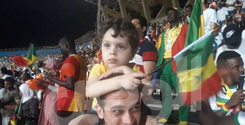 بالصور| طفل مصري يرقص بألوان السنغال تعاطفًا مع ساديو ماني
