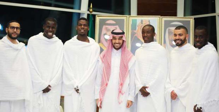 بالصور| رئيس الهيئة الرياضية بالسعودية يلتقي بول بوجبا أثناء تأدية مناسك العمرة