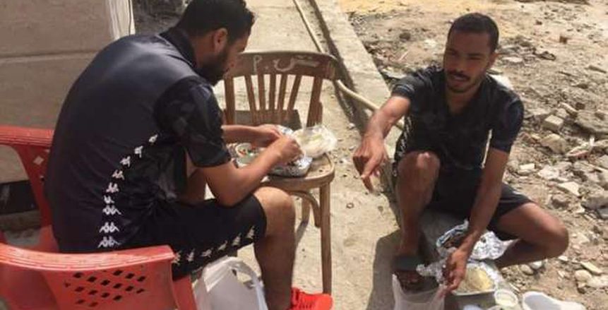بالصور.. لاعبو بيلا يتناولون الطعام في الشارع قبل مواجهة فاركو