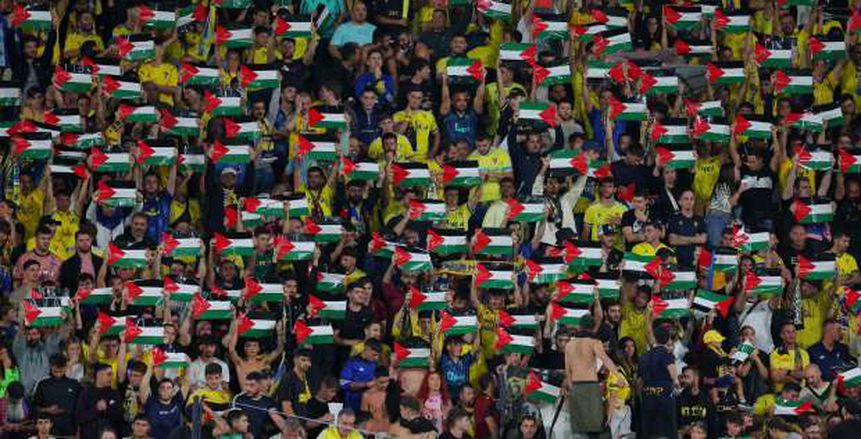 جمهور قادش يرفع أعلام فلسطين في ديربي الأندلس ضد إشبيلية