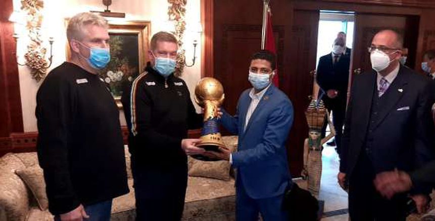 وصول نسخة كأس العالم لكرة اليد إلى مطار القاهرة