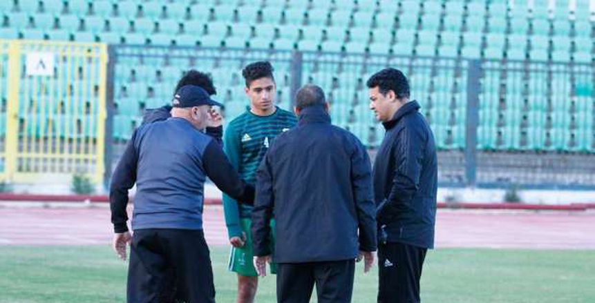 إيهاب جلال يطمئن على لاعب المصري بعد إصابته في المران