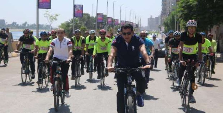 وزير الرياضة يقود ماراثون دراجات بسوهاج ويتفقد استاد المحافظة