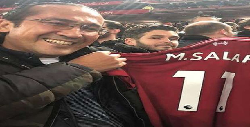 بالصور| هدية من «صلاح» لمشجع مصري بعد فوز ليفربول على أرسنال