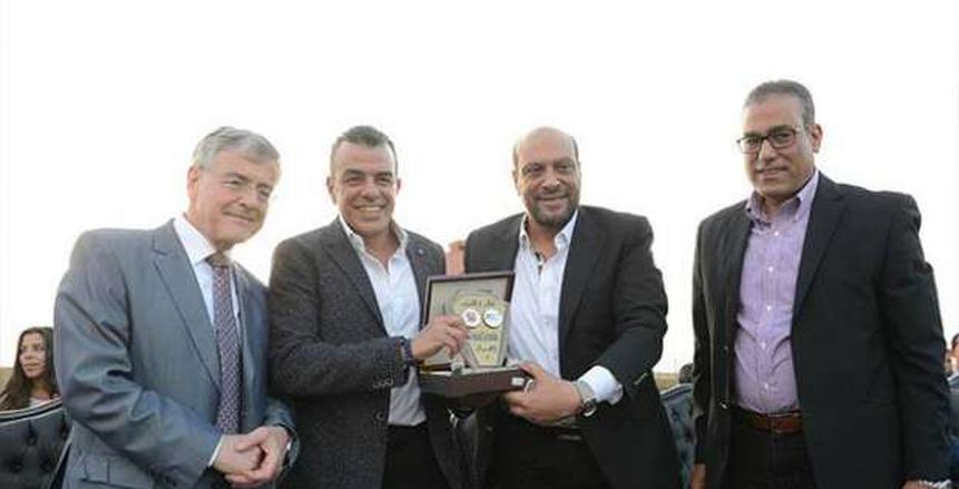 «الشامي» يهدي «مرتجي» درع التميز في بطولة الأهلي الدبلوماسية