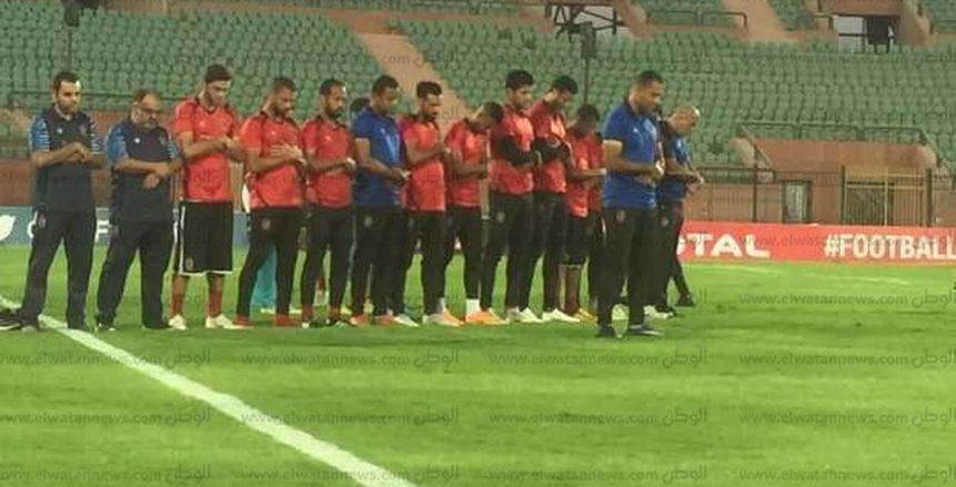 بالصور| لاعبو الأهلي يؤدون صلاة المغرب قبل انطلاق التدريب الأخير استعدادًا لحوريا
