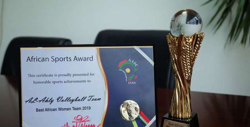 الأهلي يتسلم جائزة أفضل فريق سيدات بأفريقيا من "أوكسا"