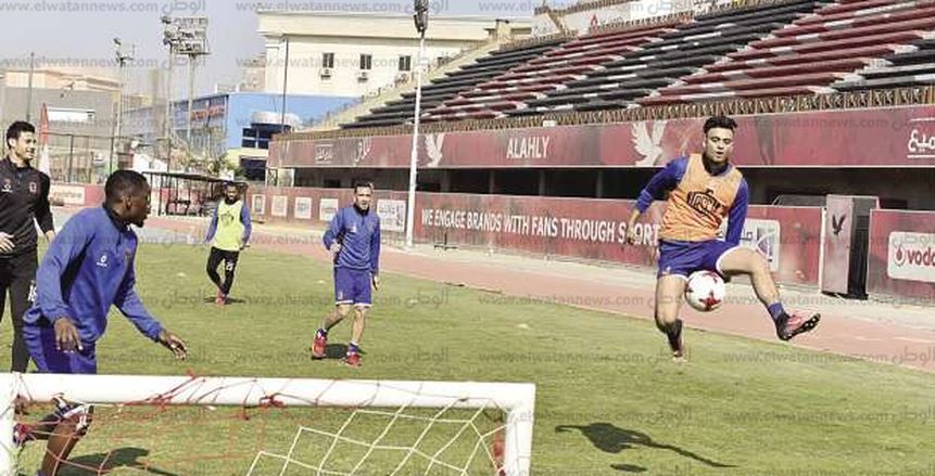 «إصلاحات التتش» تُجبر لاعبي الأهلي على خوض المران في نصف الملعب