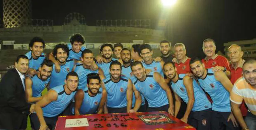 بالصور | "راعية ملابس الأهلي" تحتفل مع الفريق بلقب الدوري بـ"تورتة"