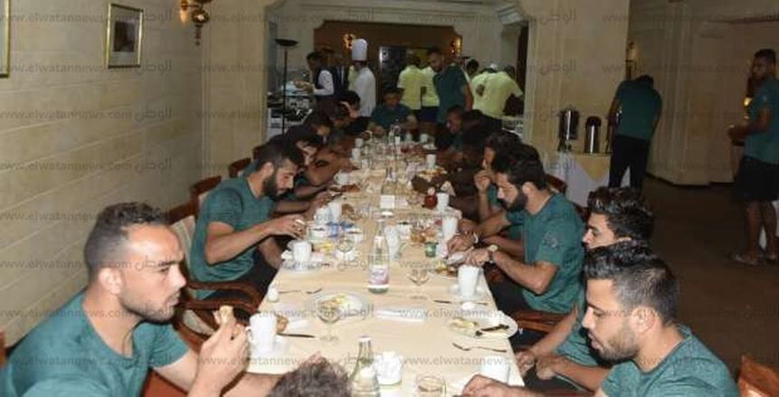 بالصور| لاعبو الاتحاد يتناولون الغداء في قاعة خاصة بفندق إقامتهم بتونس