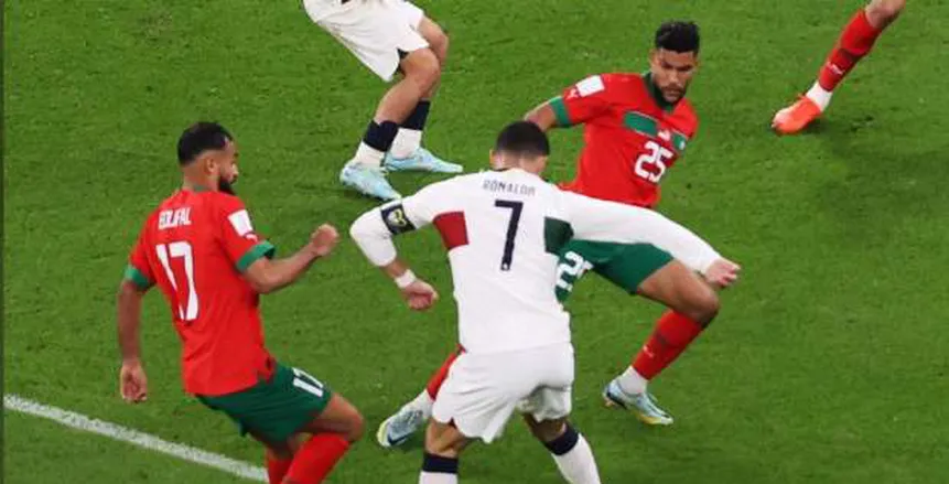 مدافع منتخب المغرب يقبل رأس بيبي بعد إهدار هدف