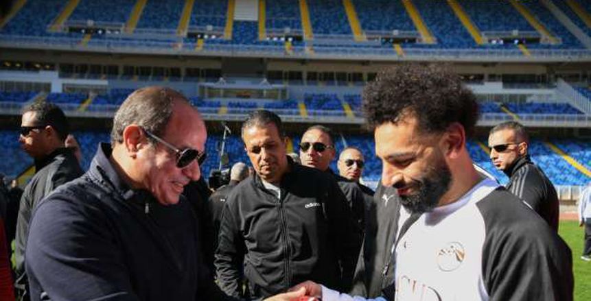 محمد صلاح يهدي الرئيس عبد الفتاح السيسي قميص الفراعنة